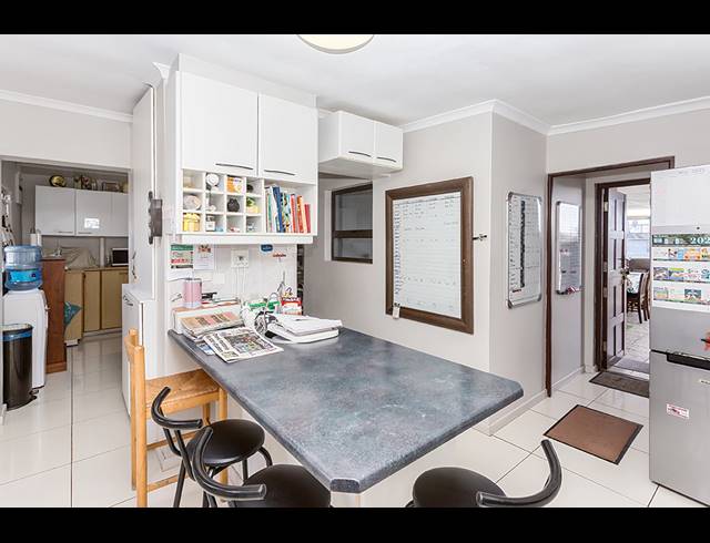 8 BEDROOM FREESTANDING FOR SALE IN MELKBOSSTRAND CENTRAL